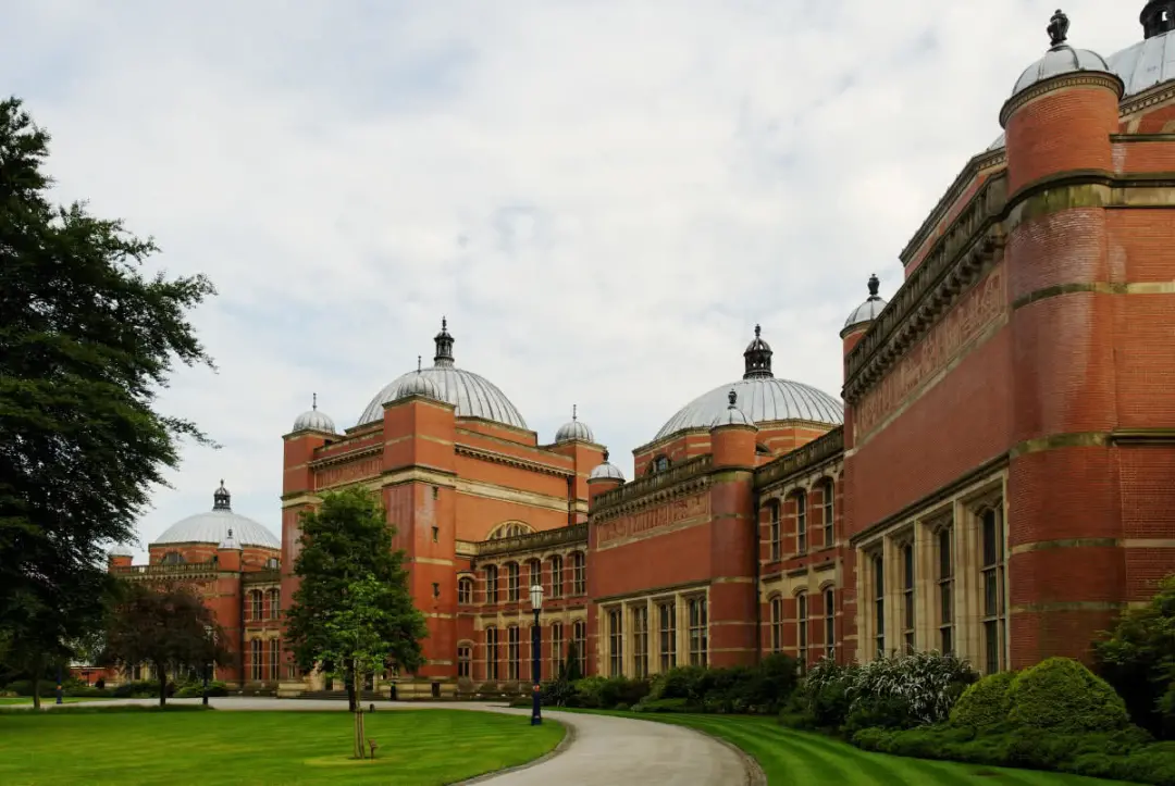 想去英国读商科，先来看看拥有三重认证的商学院有哪些？