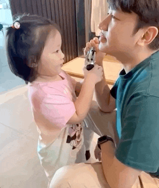 李亚男晒母女三人温馨同框，王祖蓝视角下神态温柔，二胎颜值飙升