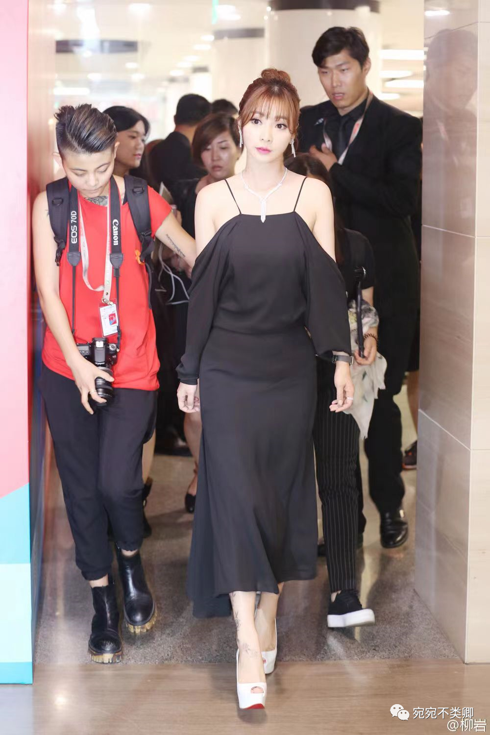 柳岩穿真空礼服出镜,大秀美背翘臀,网友:只想扯掉那两根带子