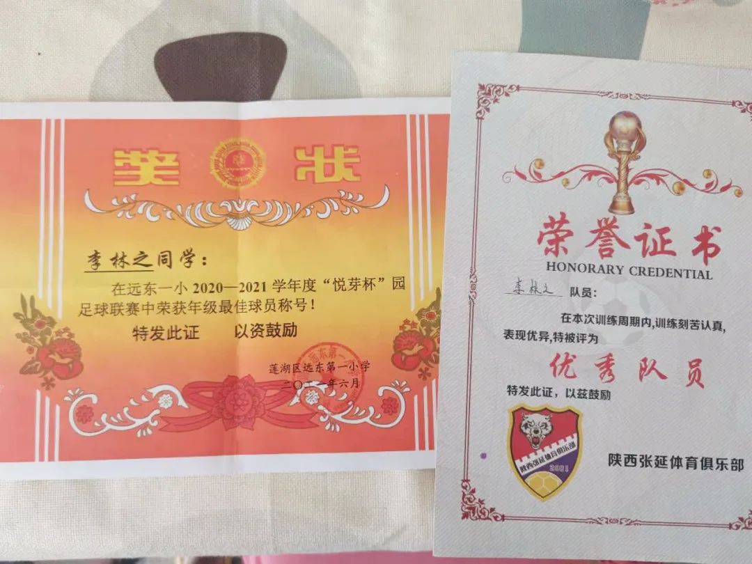 小宝宝踢足球的视频(二年级小男孩的足球之路：妈妈越狠心，儿子越优秀)