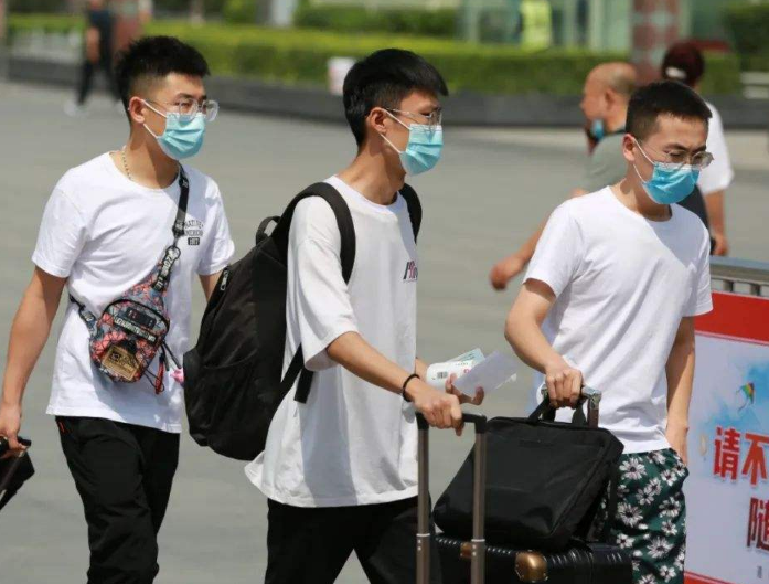 四川多所高校发布暂缓返校通知，大学生悲喜不同，大学的安排不同