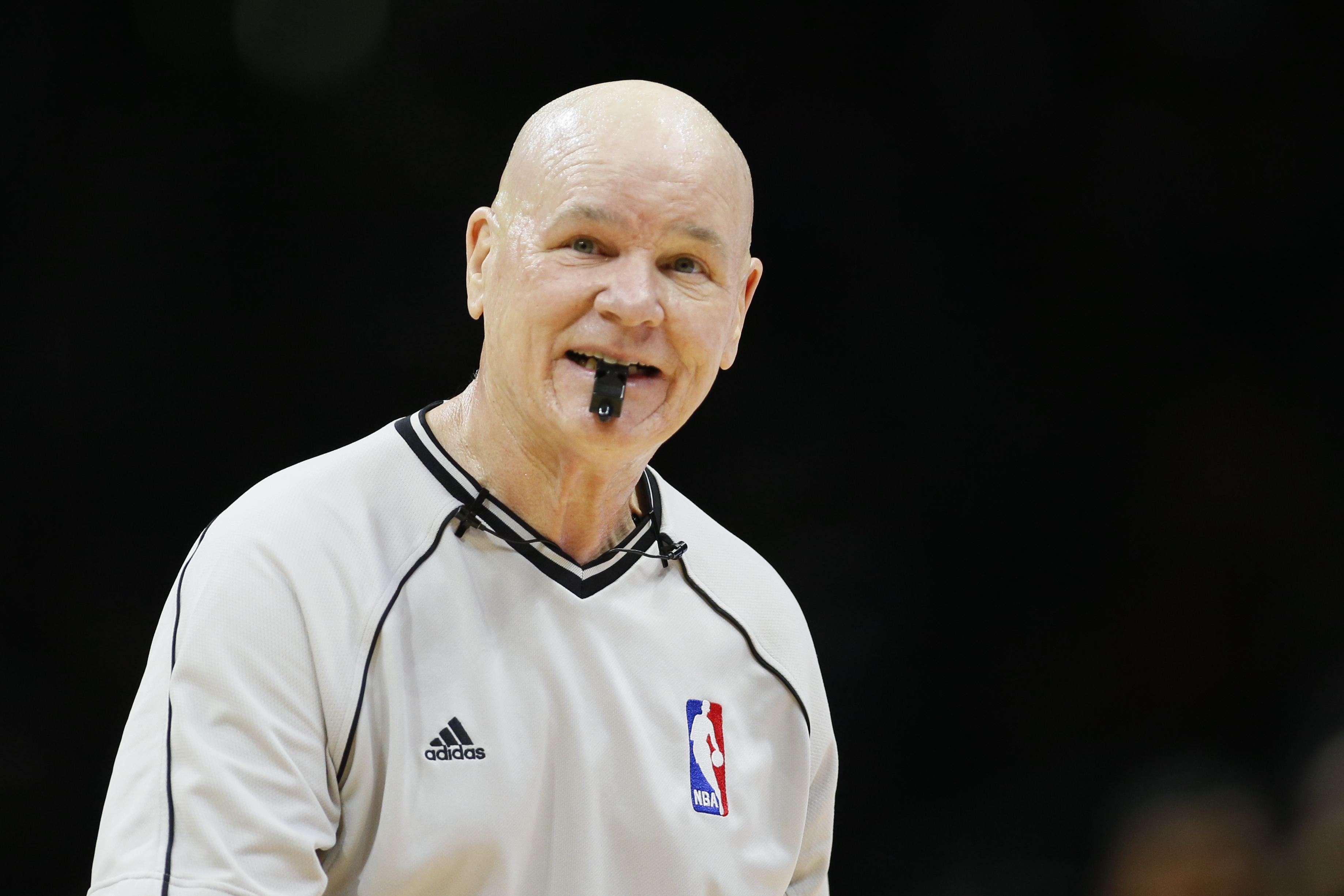 nba裁判為什么都穿黑鞋（NBA的裁判是如何挑選的？他們的待遇怎么樣？他們會打籃球嗎？）