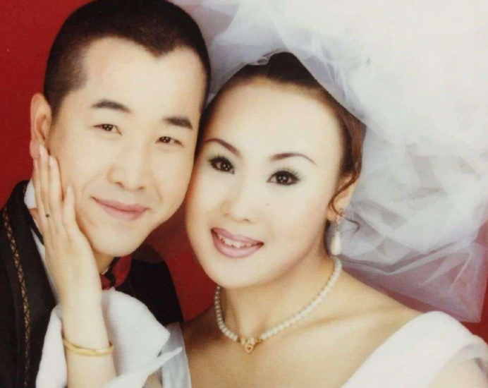王小利的妻子是谁图片