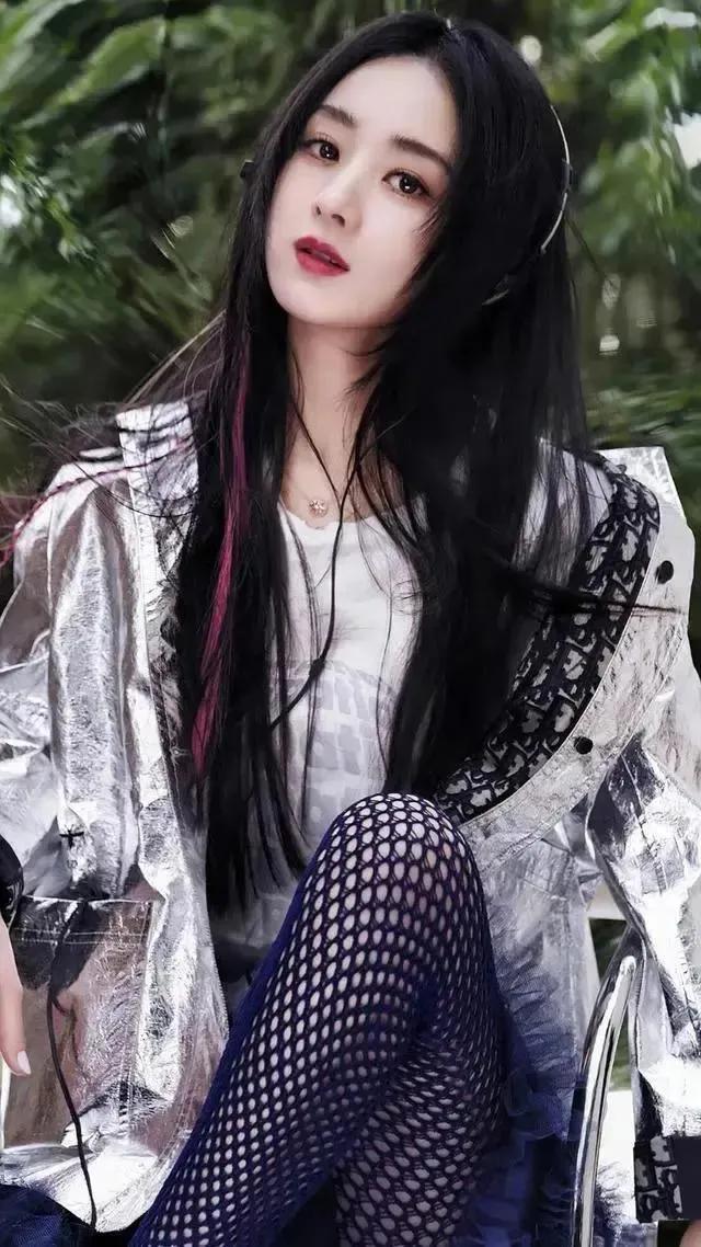 女星赵丽颖—巧笑嫣然，淡妆点缀，瓷肌红唇，漂亮的不像话