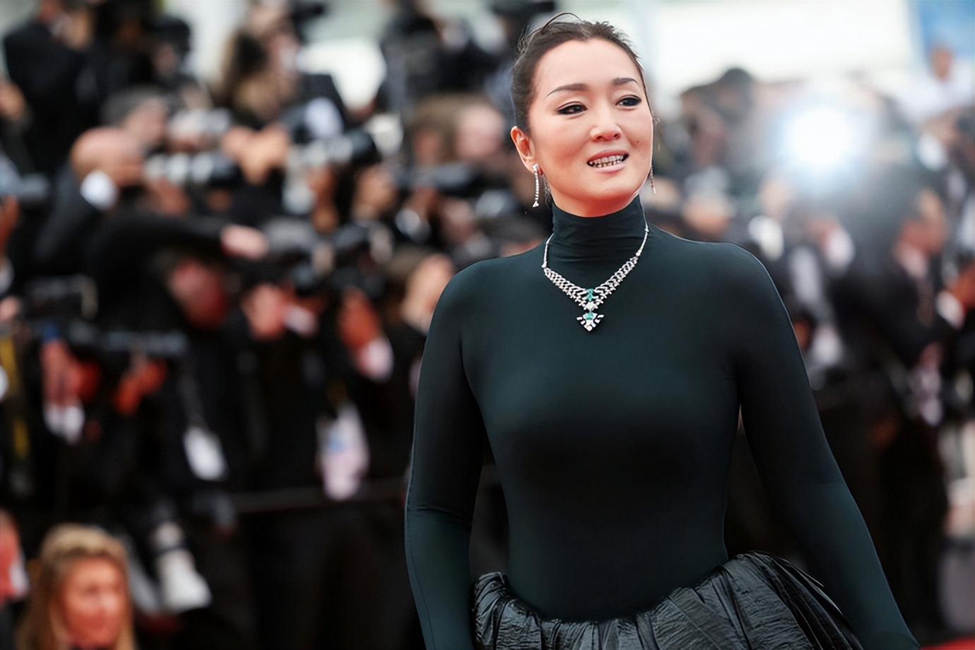 巩俐在戛纳红毯又受宠!蓬蓬裙皱巴巴显壮,又是裸色唇,气场赢了