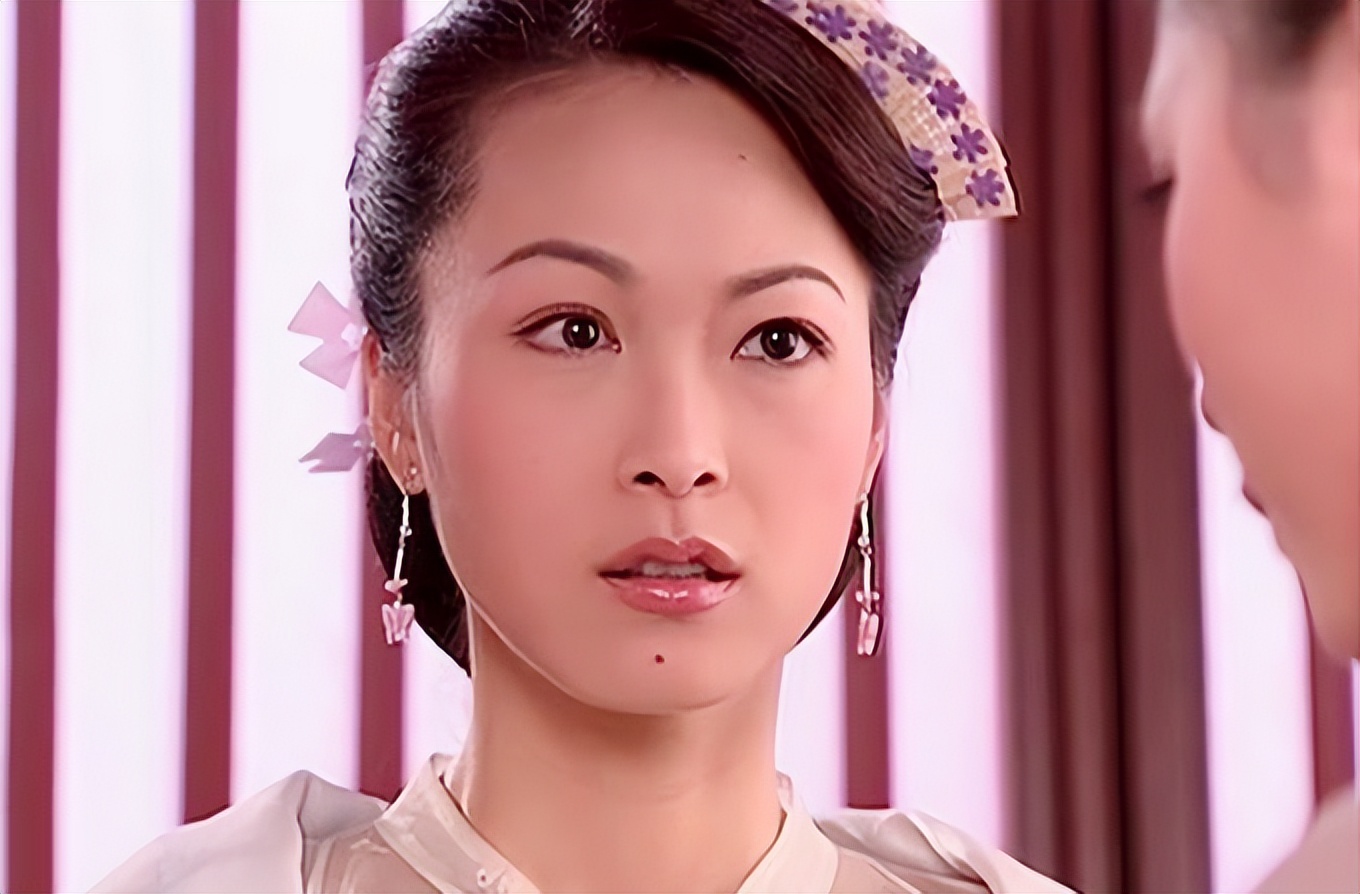 “长孙皇后”童爱玲罕露面，49岁皮肤紧致似少女，戴金表尽显阔气