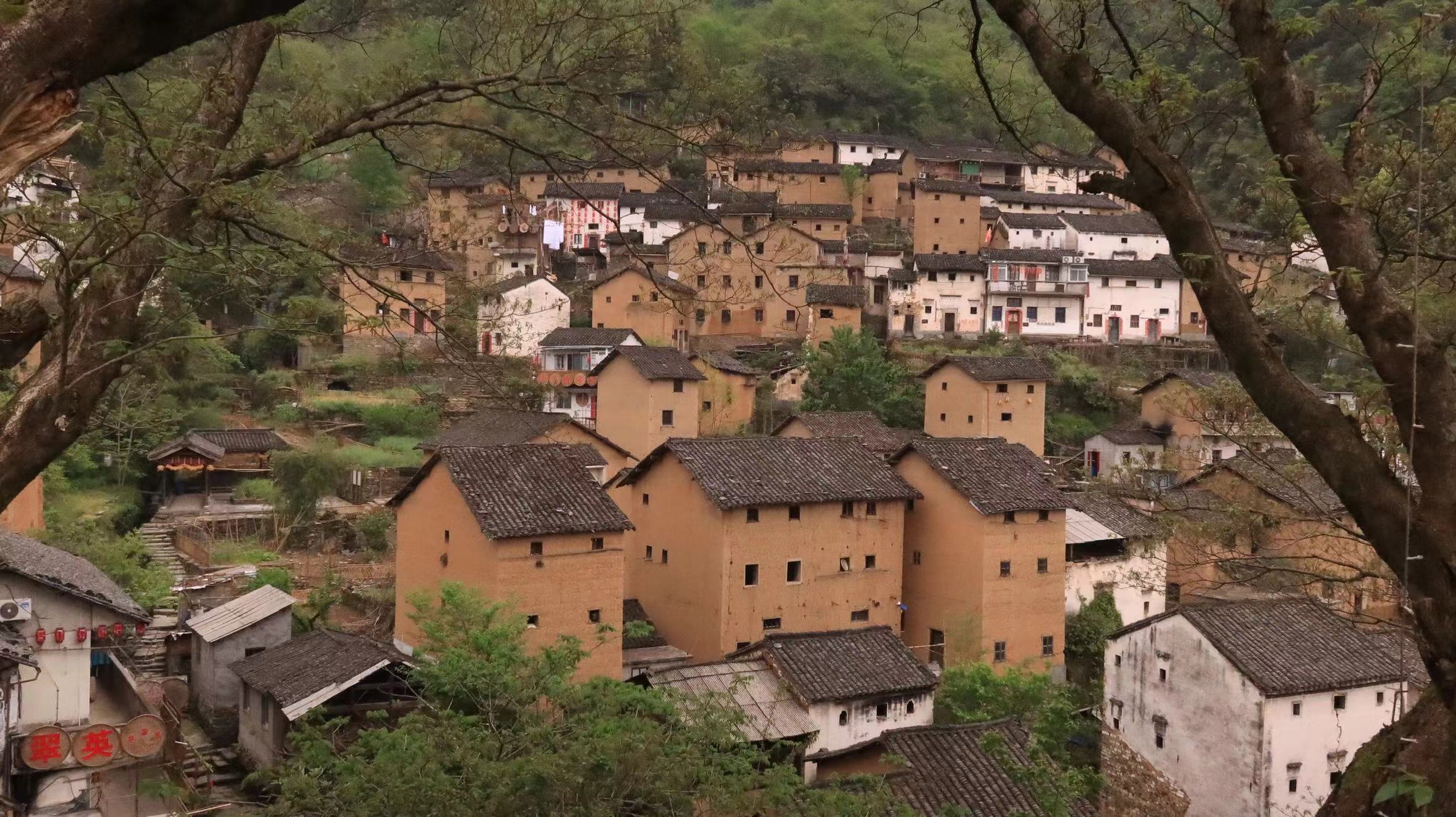 江浙沪皖最适合自驾的村落之一，有安徽版的五角大楼，雨后太美了
