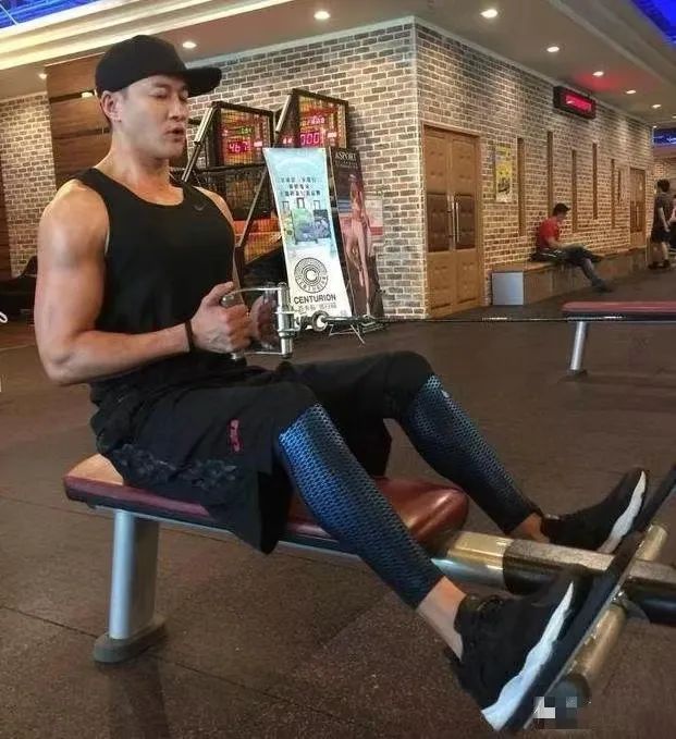 “表白”孙俪三度被拒、从当红沦为18线，他却依旧被封“男神”？