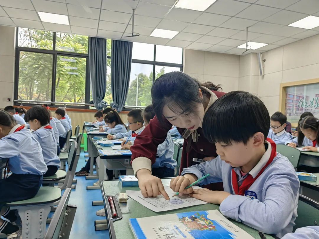 冯之刚名师工作室齐聚双流区实验小学外国语学校开展送教研讨活动