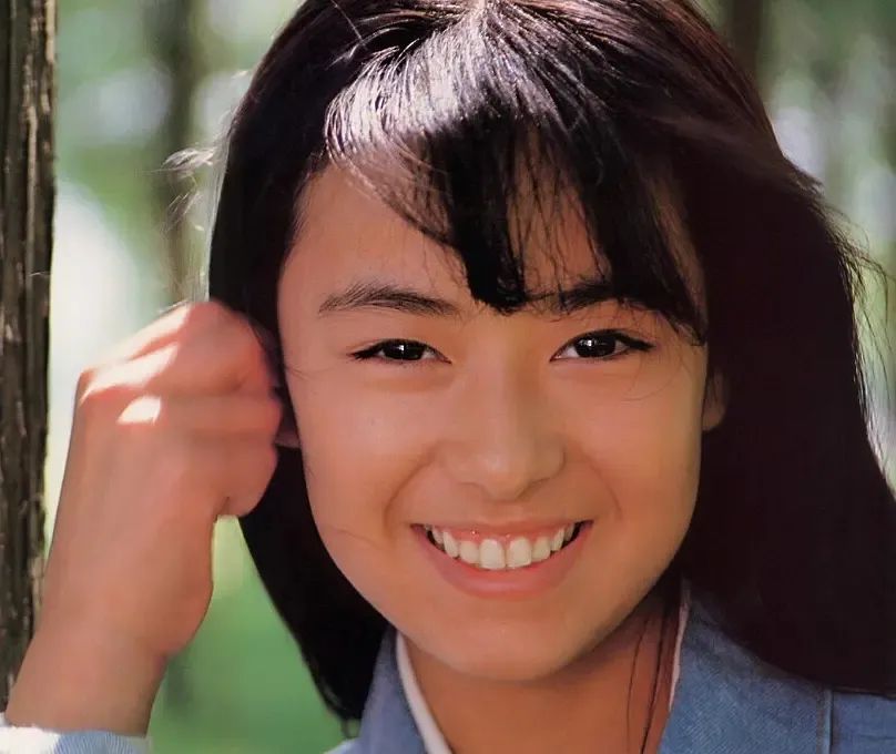 日本国民美少女始祖，曾和成龙一起主演电影！无数粉丝求她复出…