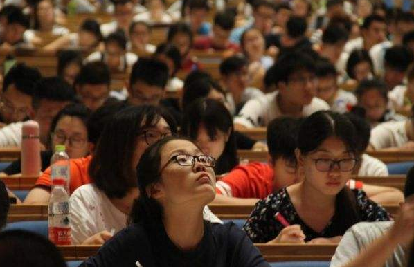 高考双料状元进入清华大学，一入学就成了校花，网友催促她快出道