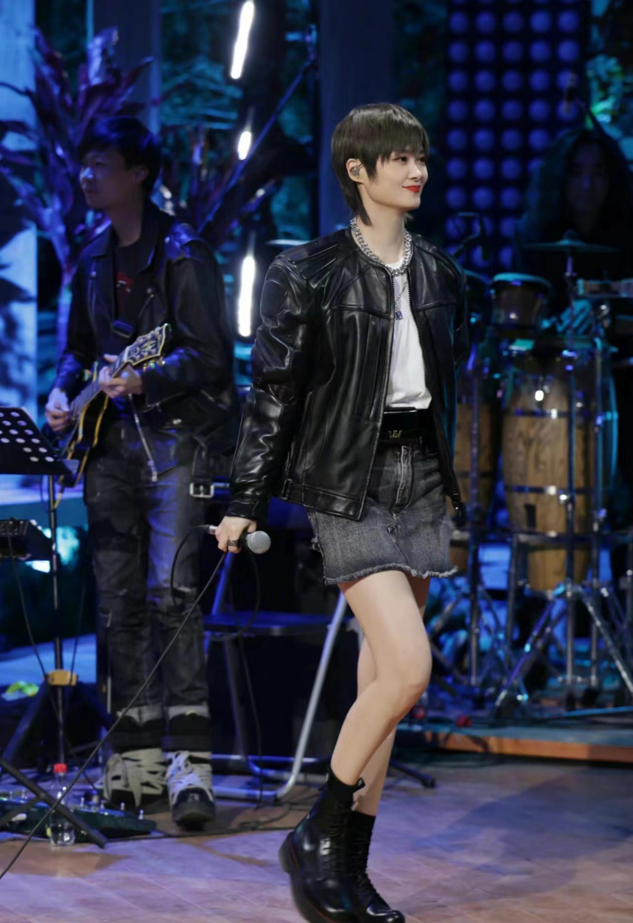 李宇春周笔畅同框,一个蓝白条纹西装精致,一个皮衣配短裙时尚!