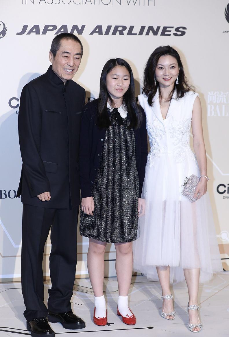 张艺谋妻子挺娇嫩的,白色卫衣配红色短裙,看不出是40多岁的人