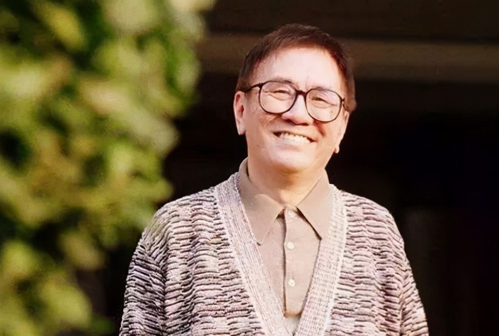 此外,倪震还有一个大名鼎鼎的干爹,那就是黄霑.