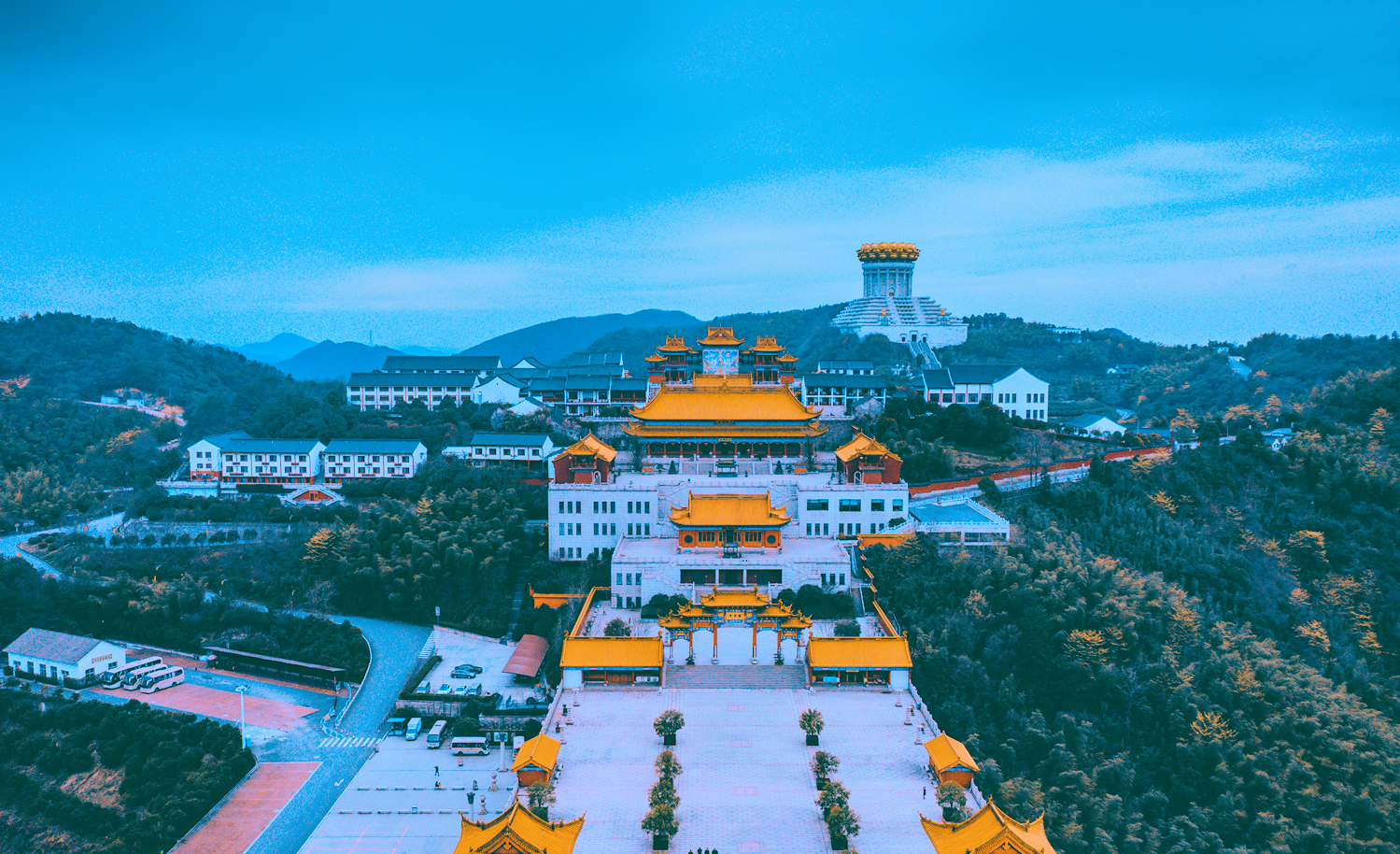 有9项世界第一的寺庙，花超10亿建造，内部金碧辉煌还有电梯