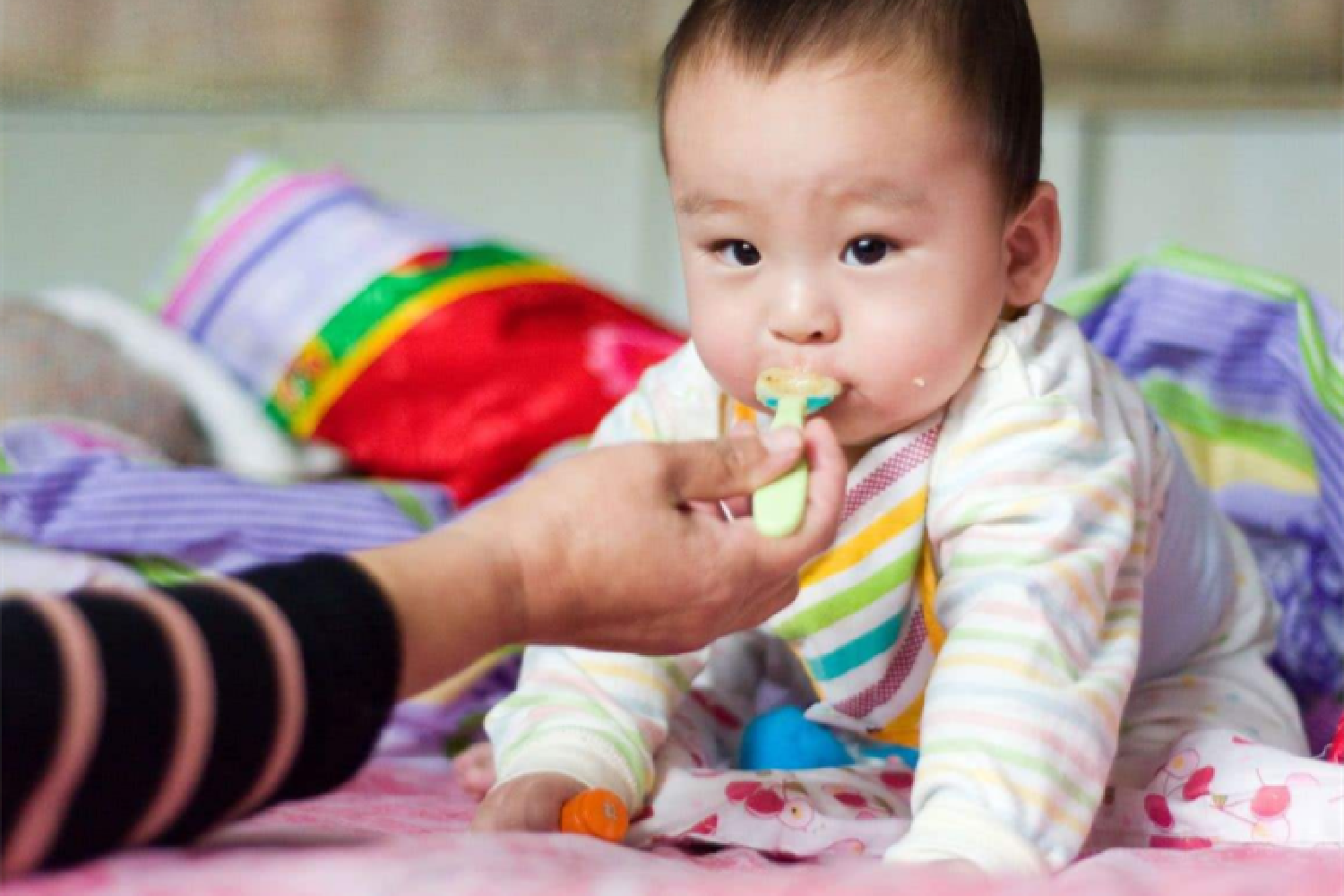 喂一口吐一口，宝宝为啥不肯吃辅食？不同原因要有不同对策