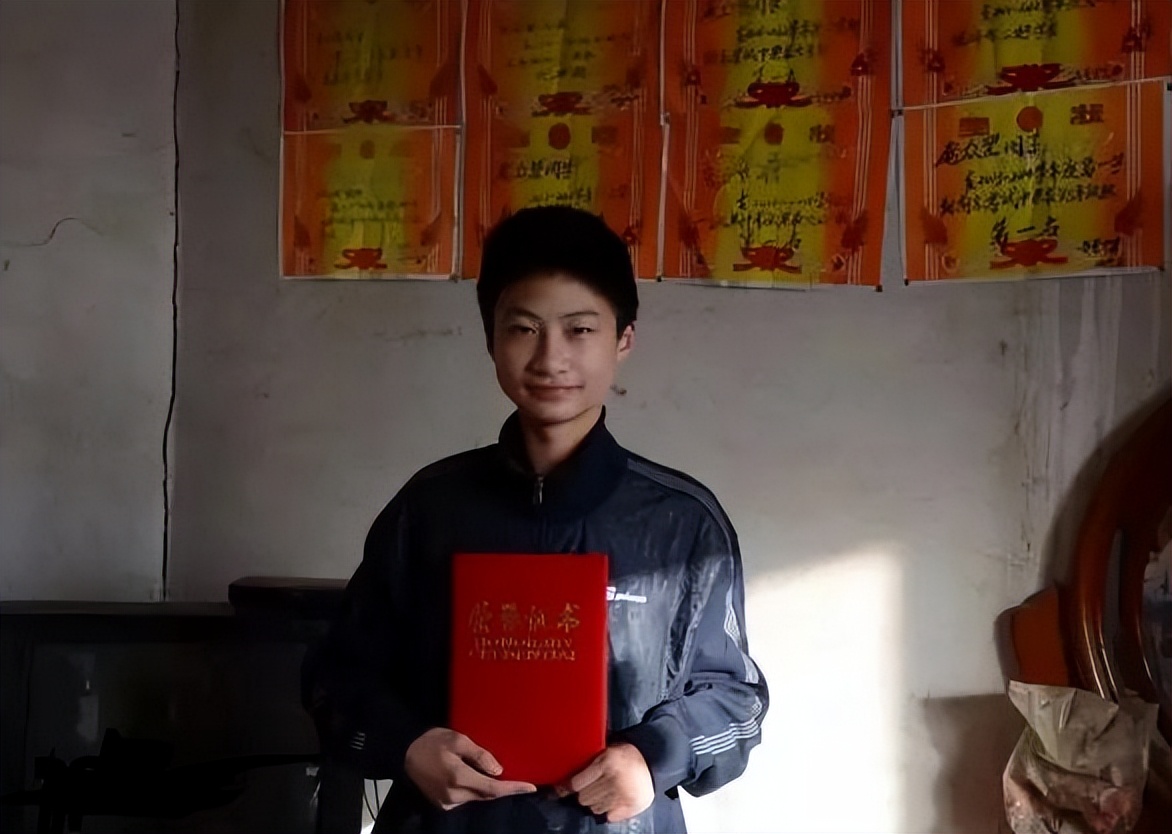 庞众望最新露面：和女朋友一同现身，戴着眼镜比以前爱笑了