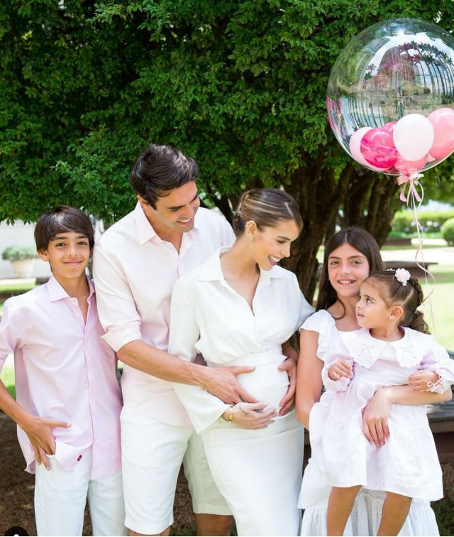 卡卡跟前妻为啥离婚（卡卡：和梅西一样忠于爱情，前妻为事业离去，小13岁嫩模为他续爱）