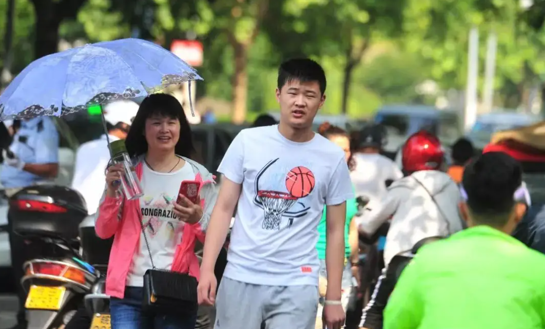 高考期间家长“花式应援”，妈妈穿旗袍真有气质，但被爸爸艳压