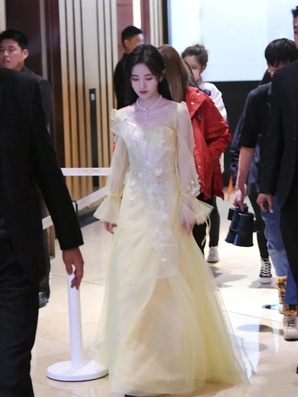 鞠婧祎路人视角
