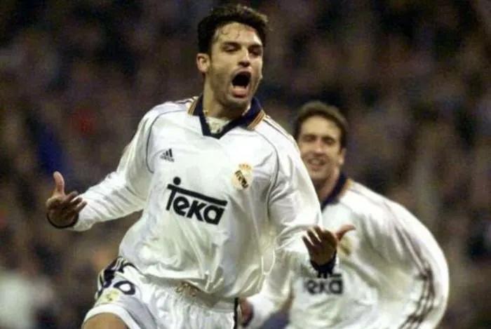 2002年皇马阵型是什么（记得2002欧冠冠军皇马主力阵吗？后卫卡洛斯，中场齐祖，前锋劳尔）