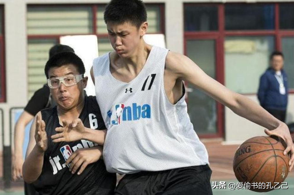 江苏男篮主教练李楠简历（小李飞刀李楠：婚礼请歌手李楠唱歌，和妻子早恋，儿子已2米19）