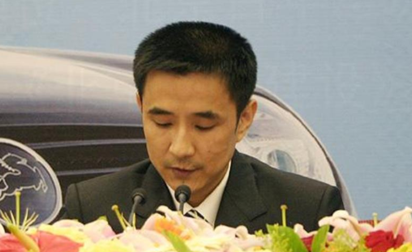 富豪负债800亿逃去国外，带走女明星和61个亿，父亲葬礼也不回来