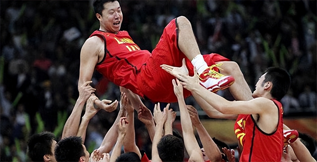 王治郅老婆周蕾身高（19年，王治郅二婚娶小14岁美女主持，与前妻的18岁儿子身高2米05）