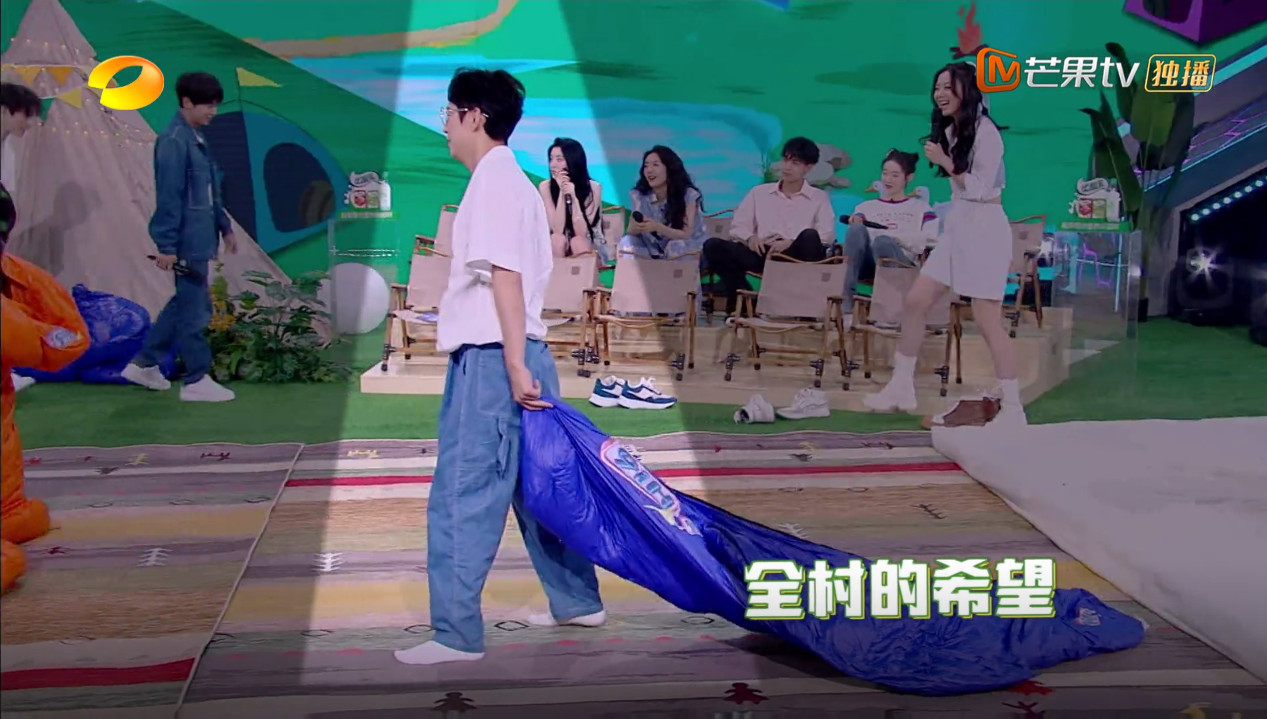 《你好，星期六》：玩体力游戏，被后辈踩头，48岁的何炅有多拼