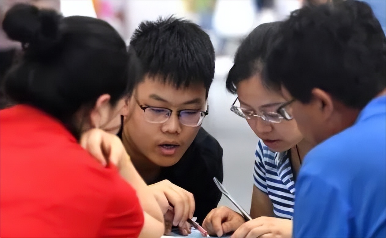 大学生免费帮亲戚填报志愿，568分考上211高校，等来的却不是感谢