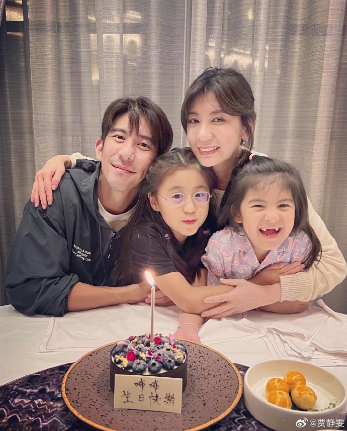 贾静雯晒一家四口出游,波妞身高优越直追咘咘,姐妹俩越长越漂亮