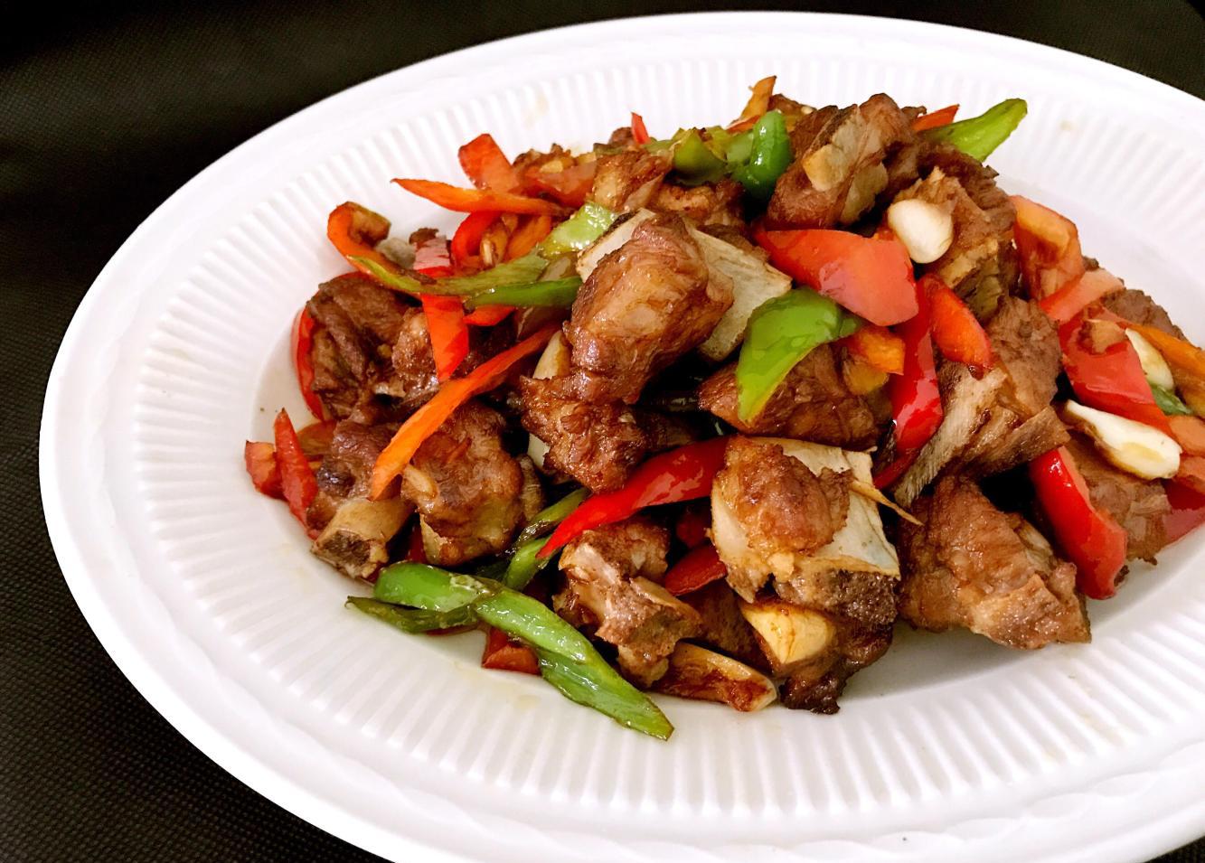 5,倒入适量的水,烧开后转为小火,烧煮一段时间,等到汤汁浓稠,再放入