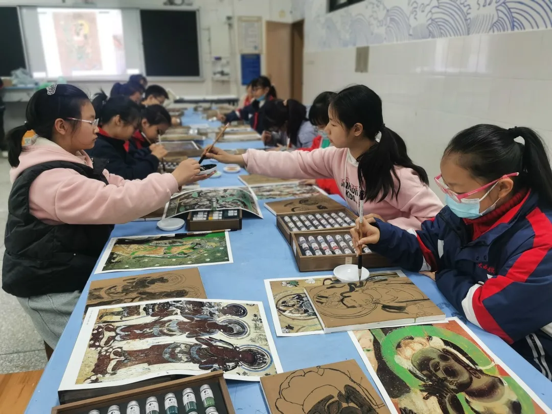 童年很短未来很长 小小画笔童心飞扬——川大西航港实小社团活动
