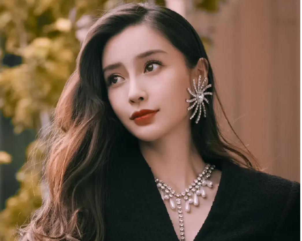 baby抽烟视频引热议，带宋威龙和多位男模玩剧本杀，被吐槽是烟囱
