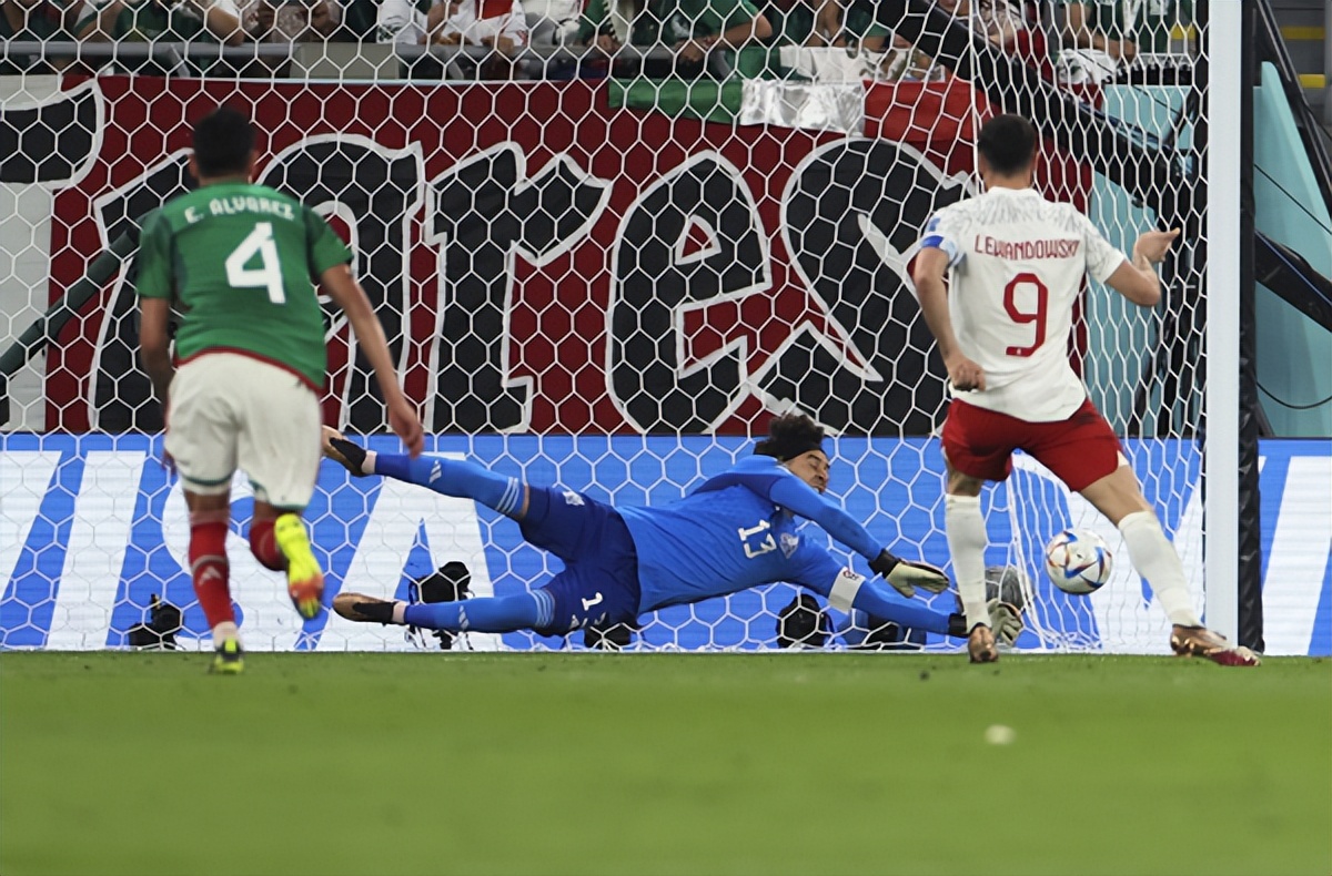 2018世界杯球门员（哈亚｜世界杯门将“抢戏”，守住球门，敞开心门→）