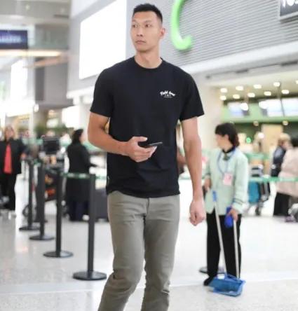 易建联进了nba哪些球队（CBA趣闻：易建联效力NBA五个赛季，CBA效力16个赛季一共赚了多少钱）