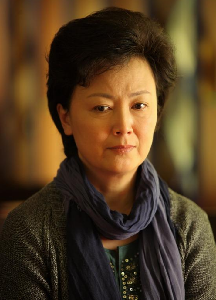 在用心拍戏的同时,赵静还一直在坚持从事公益事业,多次参加了各种慈善