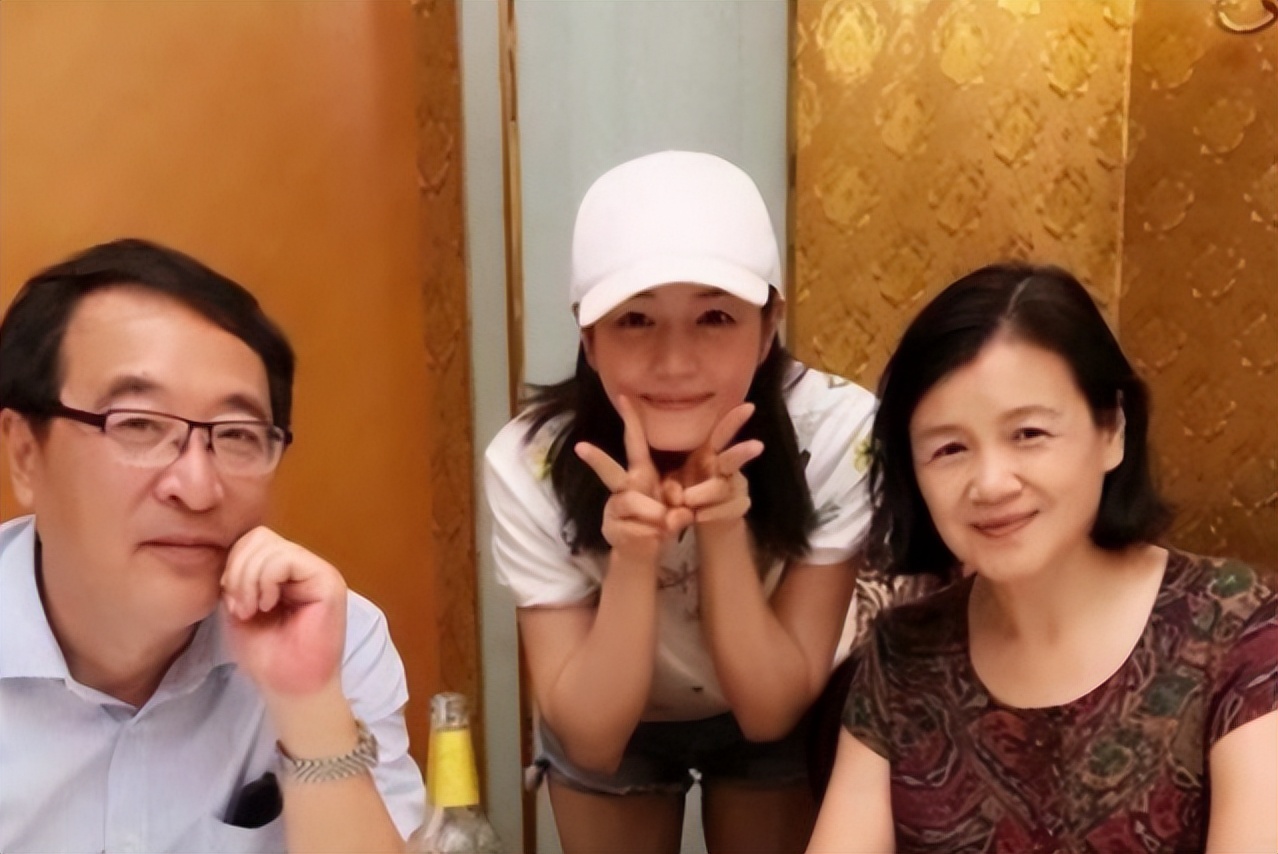 陈晓考编早已上岸，颜值才华兼备在单位颇有地位，家庭背景曝光