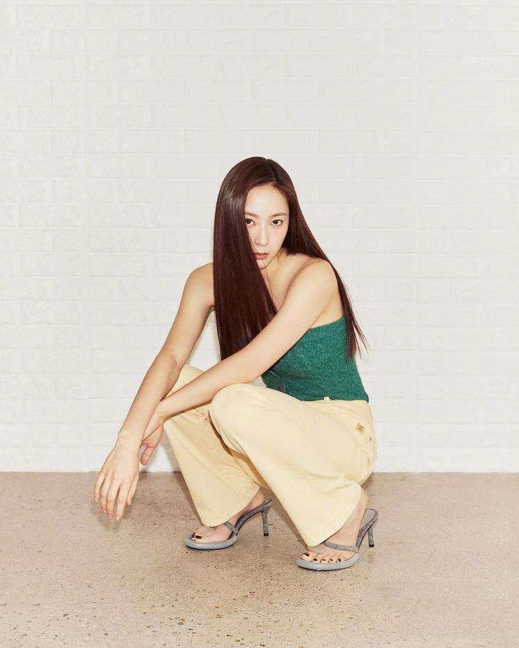 郑秀晶拍时尚写真大片穿连衣裙敢亚洲蹲脚上儿童凉鞋呆萌