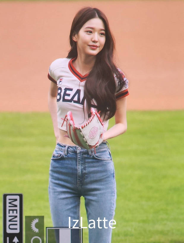 张元英为棒球比赛开球 运动装秀长腿青春元气