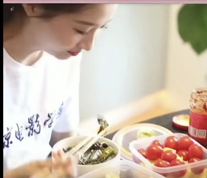 北京小妞关晓彤很地道的北京人