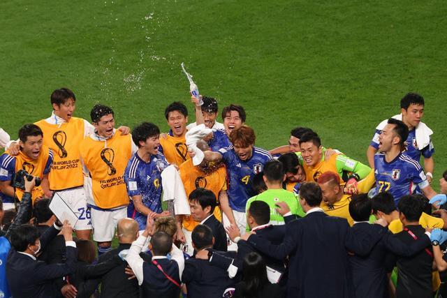 世界杯西班牙德国（世界杯一夜热议：德国轰然倒下，日本全民狂欢 西班牙缔造7-0惨案）-趣拿体育