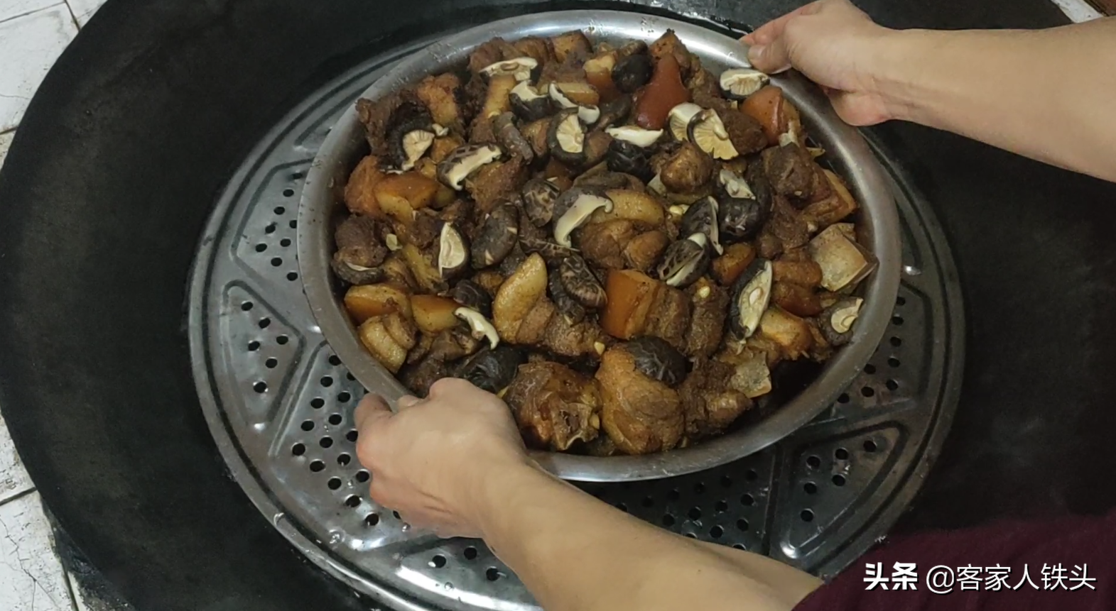 客家人过年吃的焖肉，做法原来那么简单，一次做70斤，好吃不腻