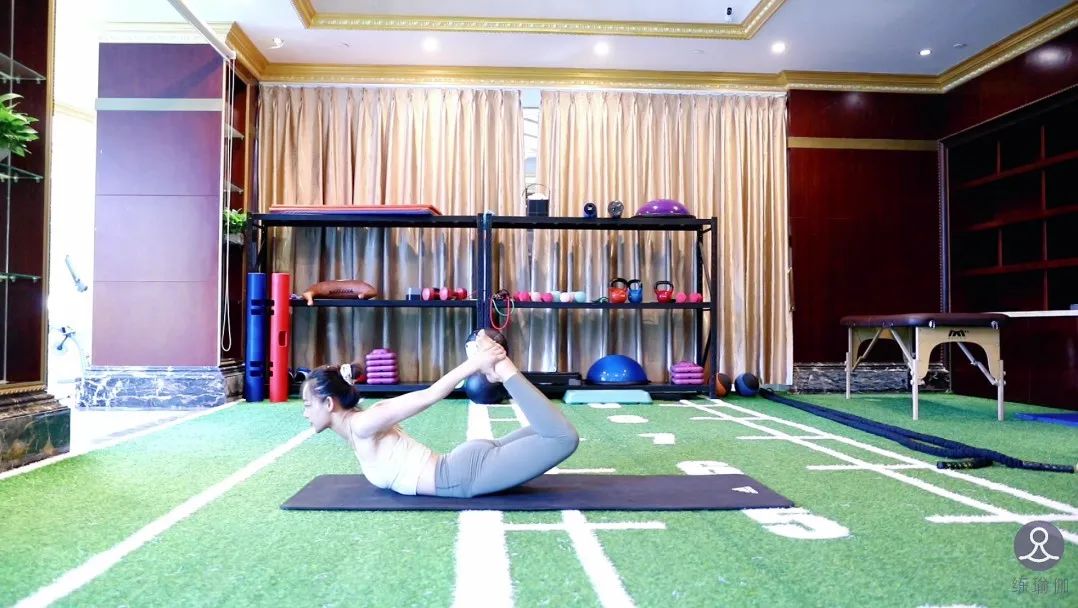 金晨暴瘦30斤吓坏网友； 身体撑不起西服； 网友惊呼：这是山寨的？