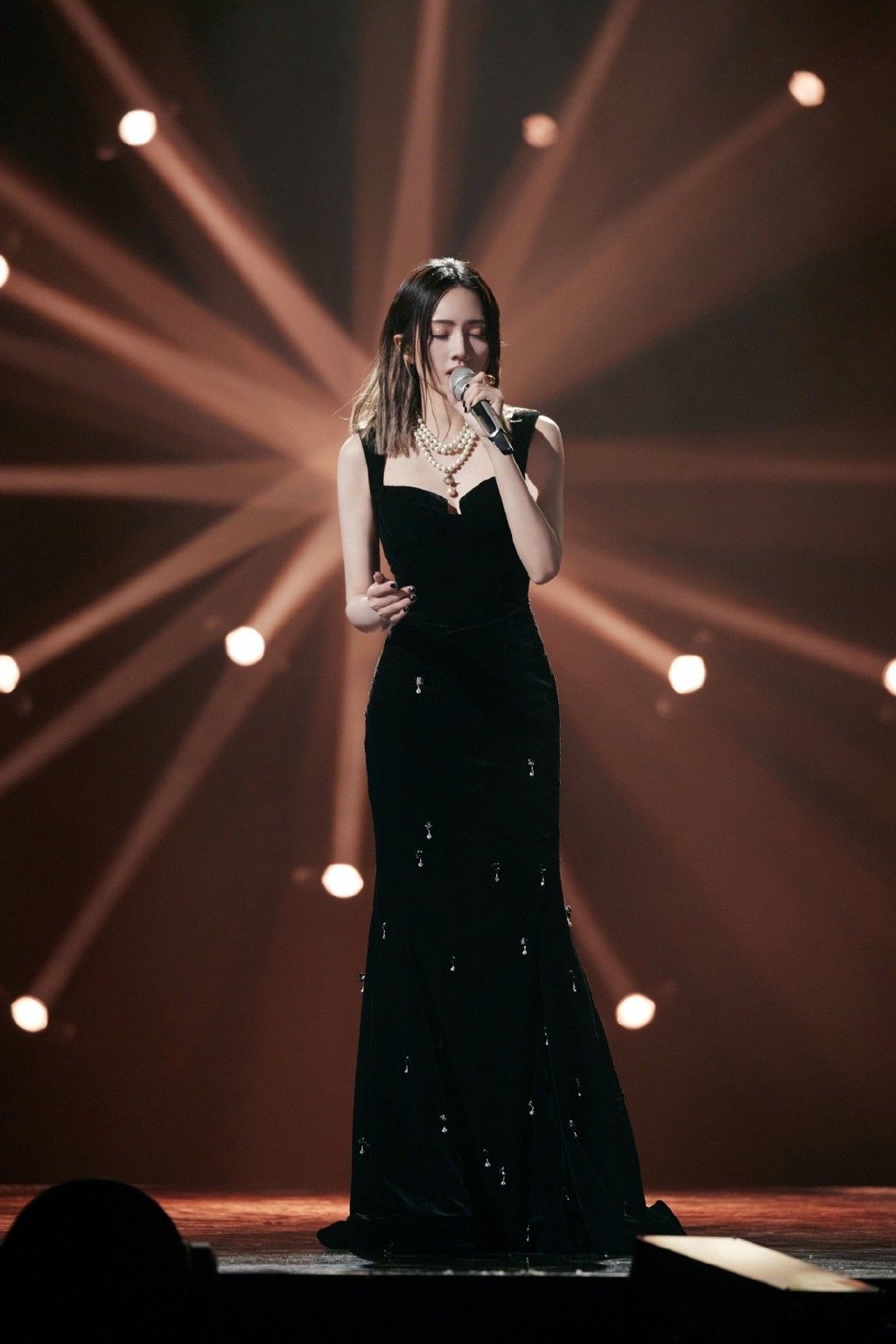 当然反过来,也有观众担心,经典唱将魅力挡都挡不住,新一代歌手是否会