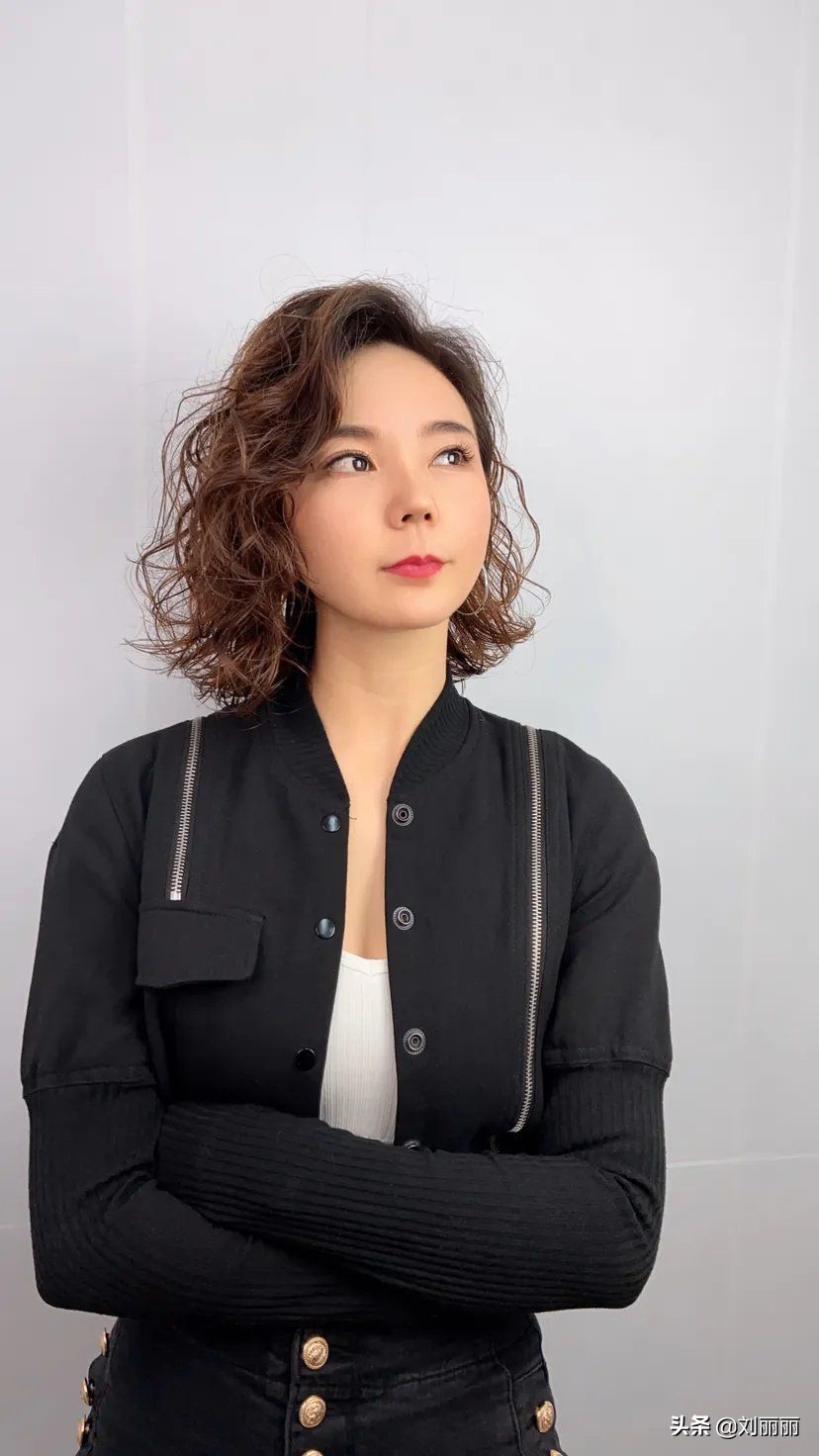 头发细软少发型怎么选?烫小卷就对了,不论长短都很美