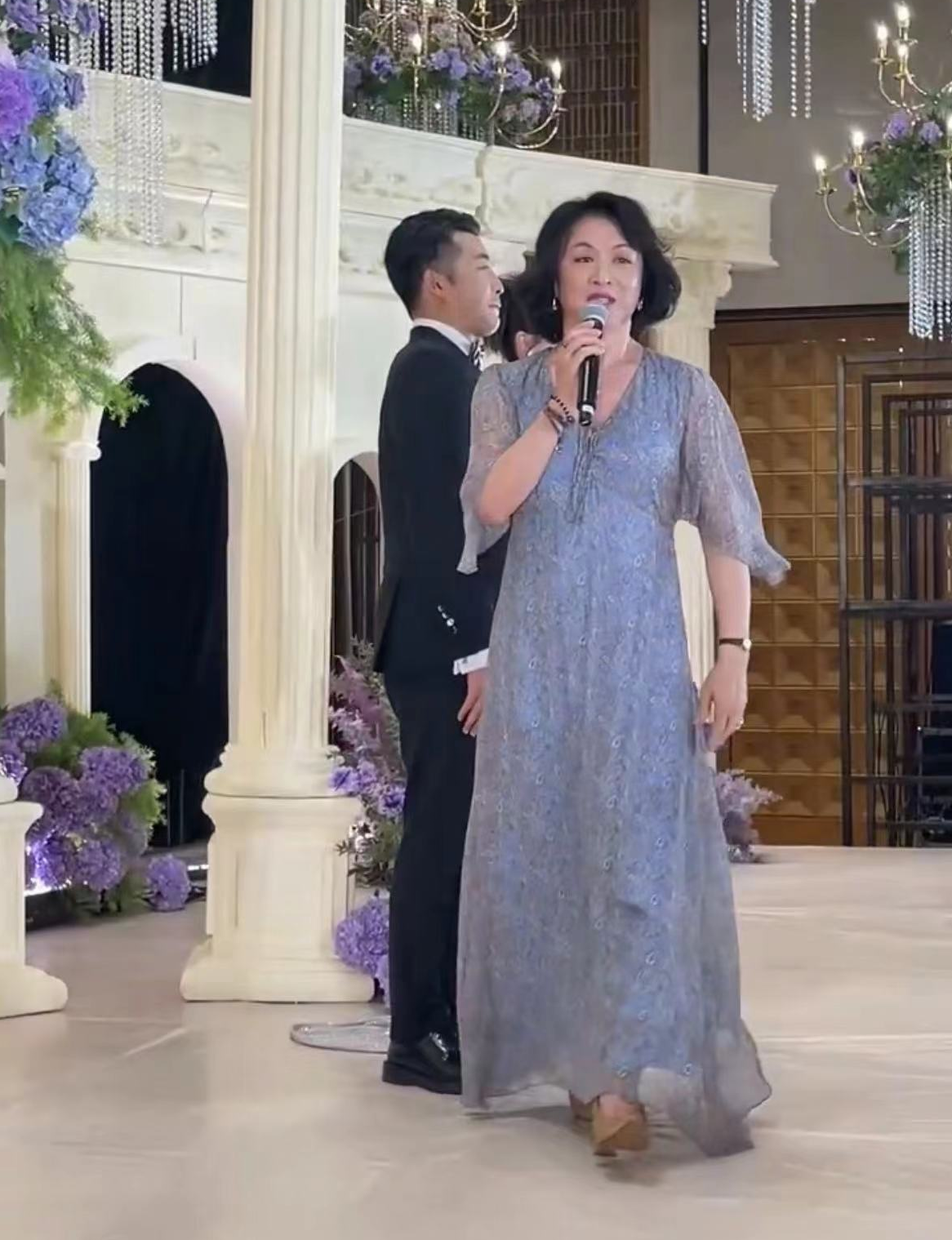 金星现身素人婚礼,自信发言毫不怯场,自曝新娘是她干女儿