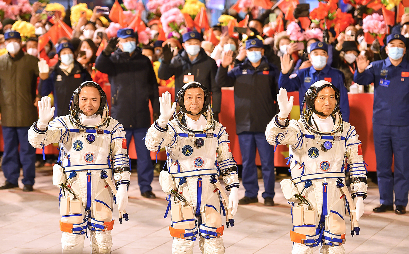 目前,神舟十五號還在太空中飛行,費俊龍,鄧清明,張陸三位航天員,已在