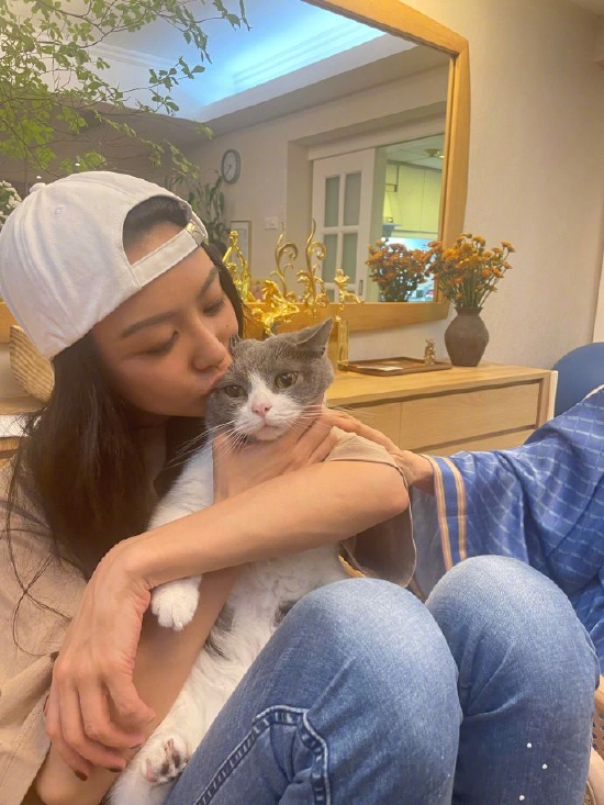 薛凯琪与姐姐们聚会 透露会逛超话也会看粉丝创作