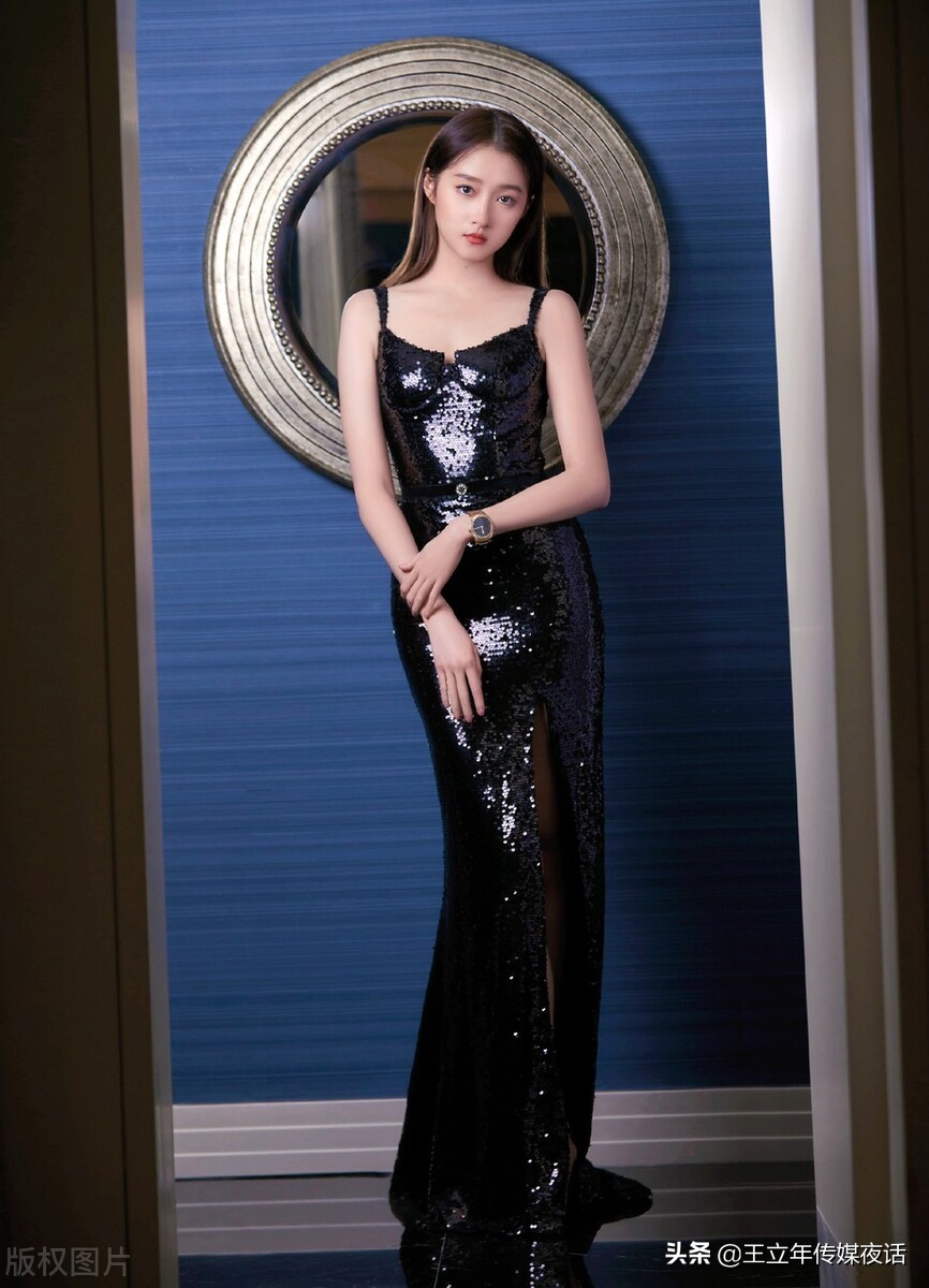 关晓彤BOBOSNAP封面大片：仲夏少女魅力绽放